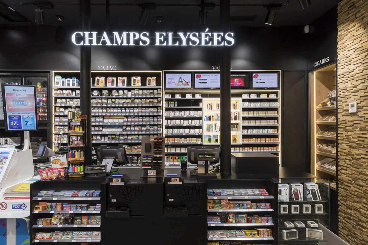 Transformation bureau de tabac Civette Paris La Civette Elysée Washington, un bureau de tabac de 30 m² près des Champs-Élysées, a repensé son offre pour redevenir un acteur clé du quartier. L’espace a été optimisé pour diversifier les produits, attirant à la fois les locaux et les touristes. Un parcours client fluide, avec une disposition soignée des rayons et un merchandising adapté, a remplacé la vente assistée par le libre-service, encourageant ainsi une plus longue présence en boutique. Travaux Agencement bureau de tabac