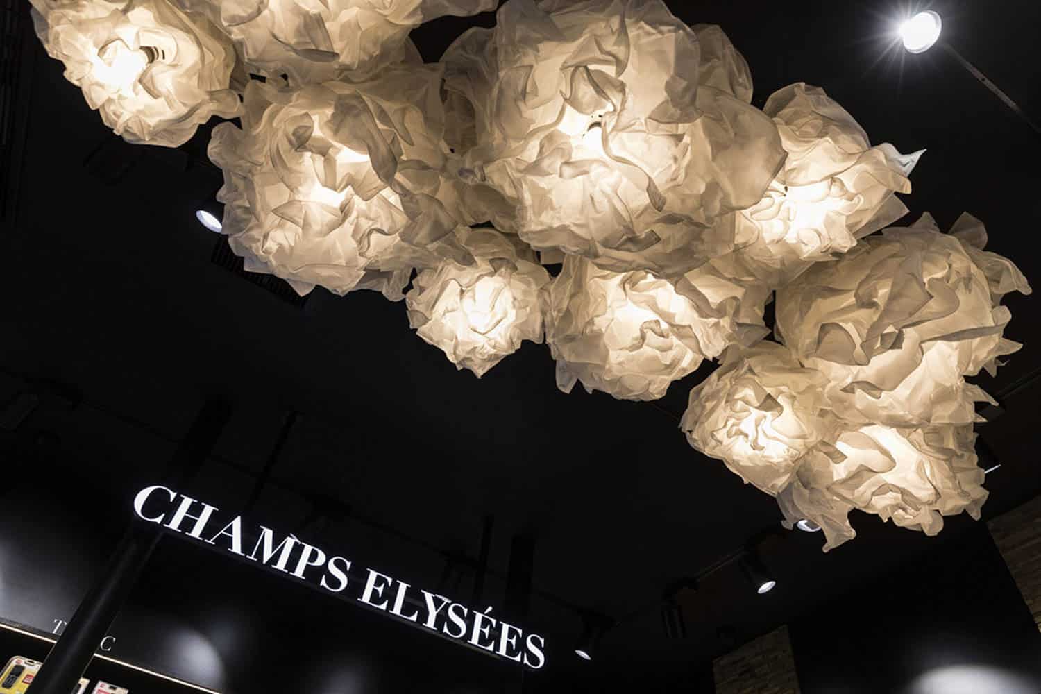 Transformation bureau de tabac Civette Paris La Civette Elysée Washington, un bureau de tabac de 30 m² près des Champs-Élysées, a repensé son offre pour redevenir un acteur clé du quartier. L’espace a été optimisé pour diversifier les produits, attirant à la fois les locaux et les touristes. Un parcours client fluide, avec une disposition soignée des rayons et un merchandising adapté, a remplacé la vente assistée par le libre-service, encourageant ainsi une plus longue présence en boutique. Travaux Agencement bureau de tabac