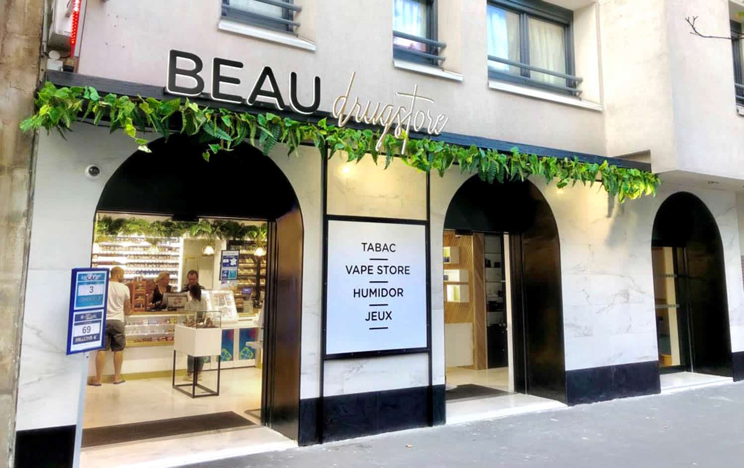 Façade de Beau Drugstore avec plantes Façade de Beau Drugstore avec plantes – Studio Kan