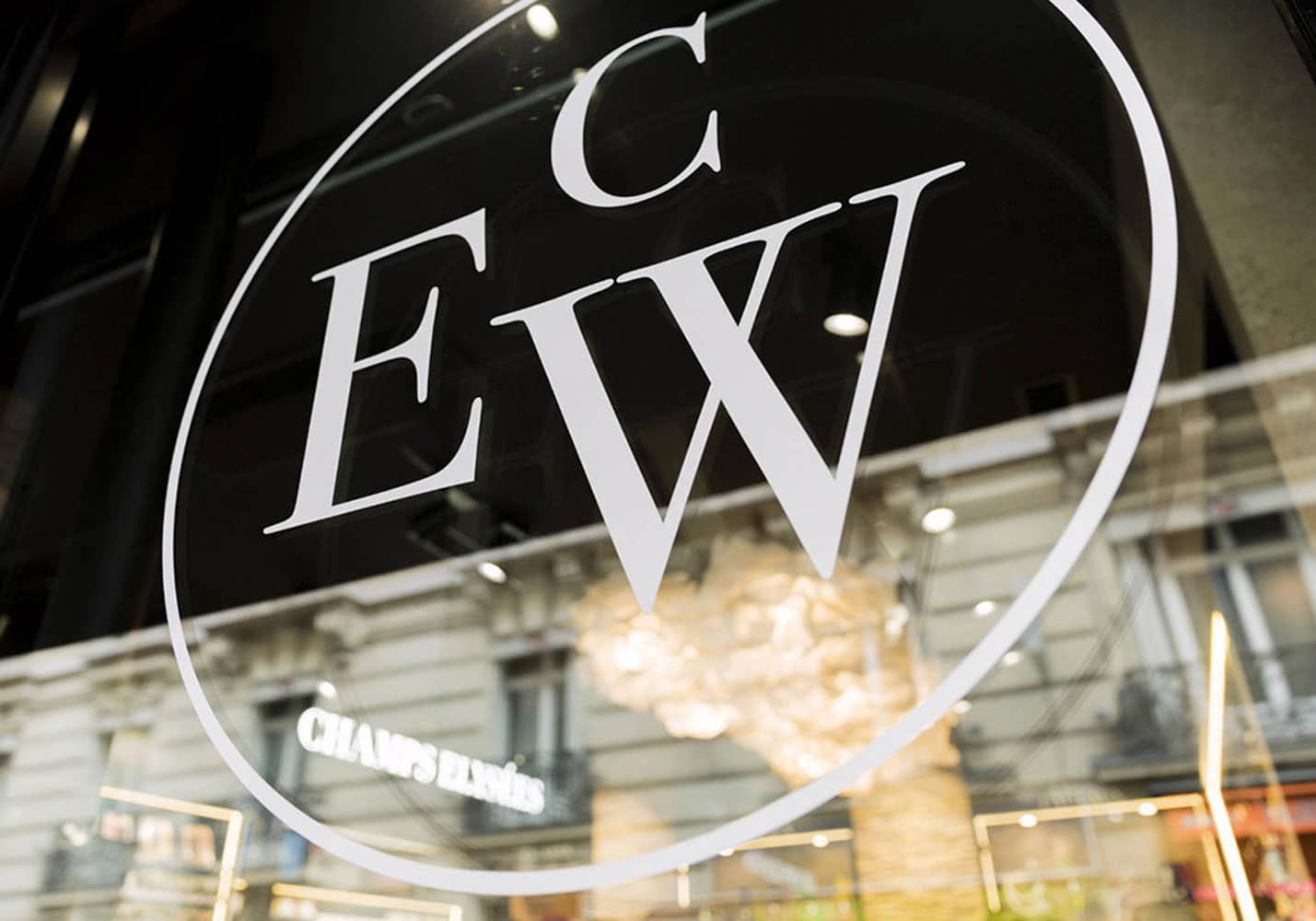 Élysée Washington : logo sur vitrine – Studio Kan
