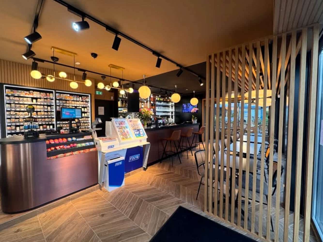 Le Quinze : comptoir tabac et claustra en bois Le Quinze : comptoir tabac et claustra en bois – Studio Kan