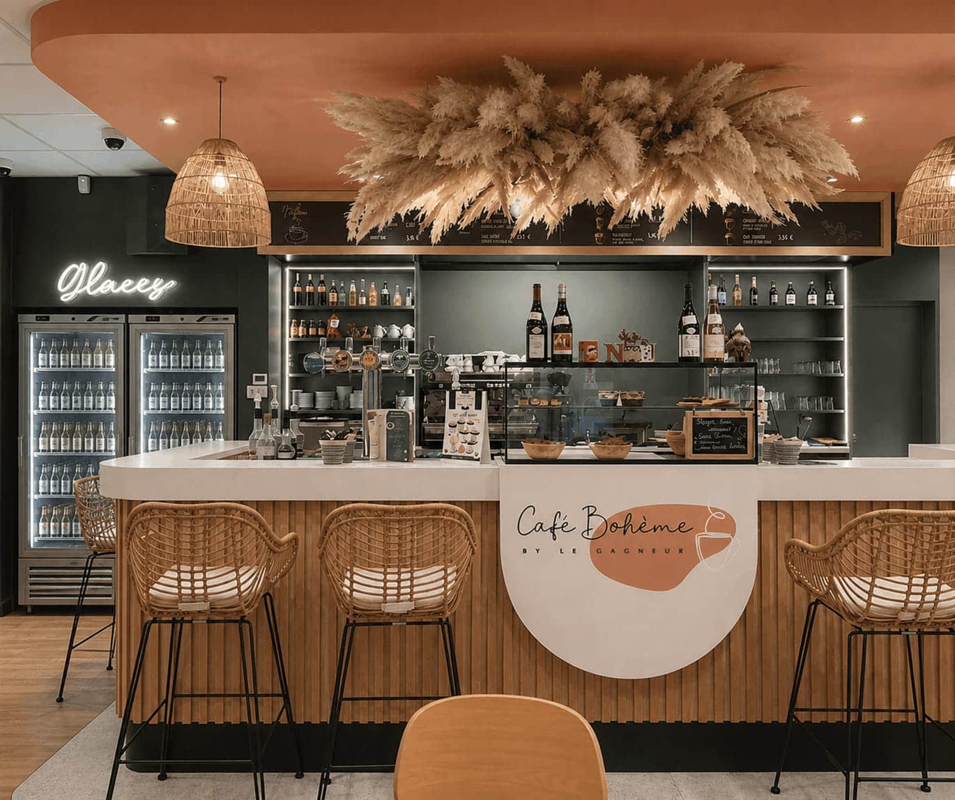 Café Bohème : comptoir de bar sous suspension en herbes de la pampa Café Bohème : comptoir de bar sous suspension en herbes de la pampa – Studio Kan
