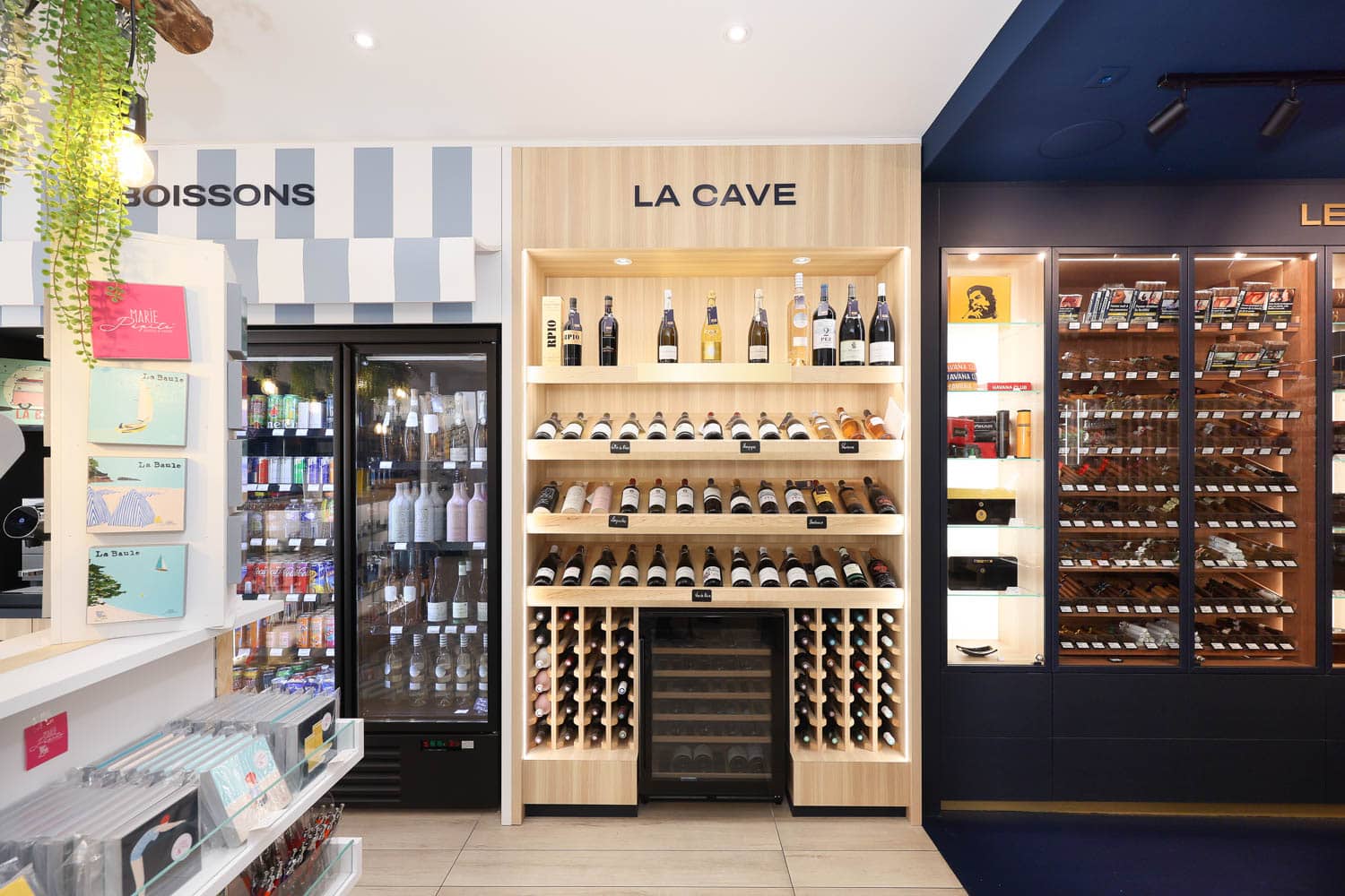 La Régence : cave à vin et vitrines réfrigérées La Régence : cave à vin et vitrines réfrigérées – Studio Kan