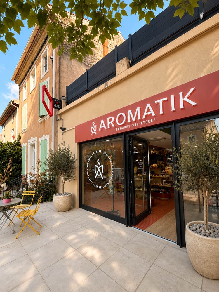 Façade de la boutique Aromatik en centre-ville Façade de la boutique Aromatik en centre-ville – Studio Kan